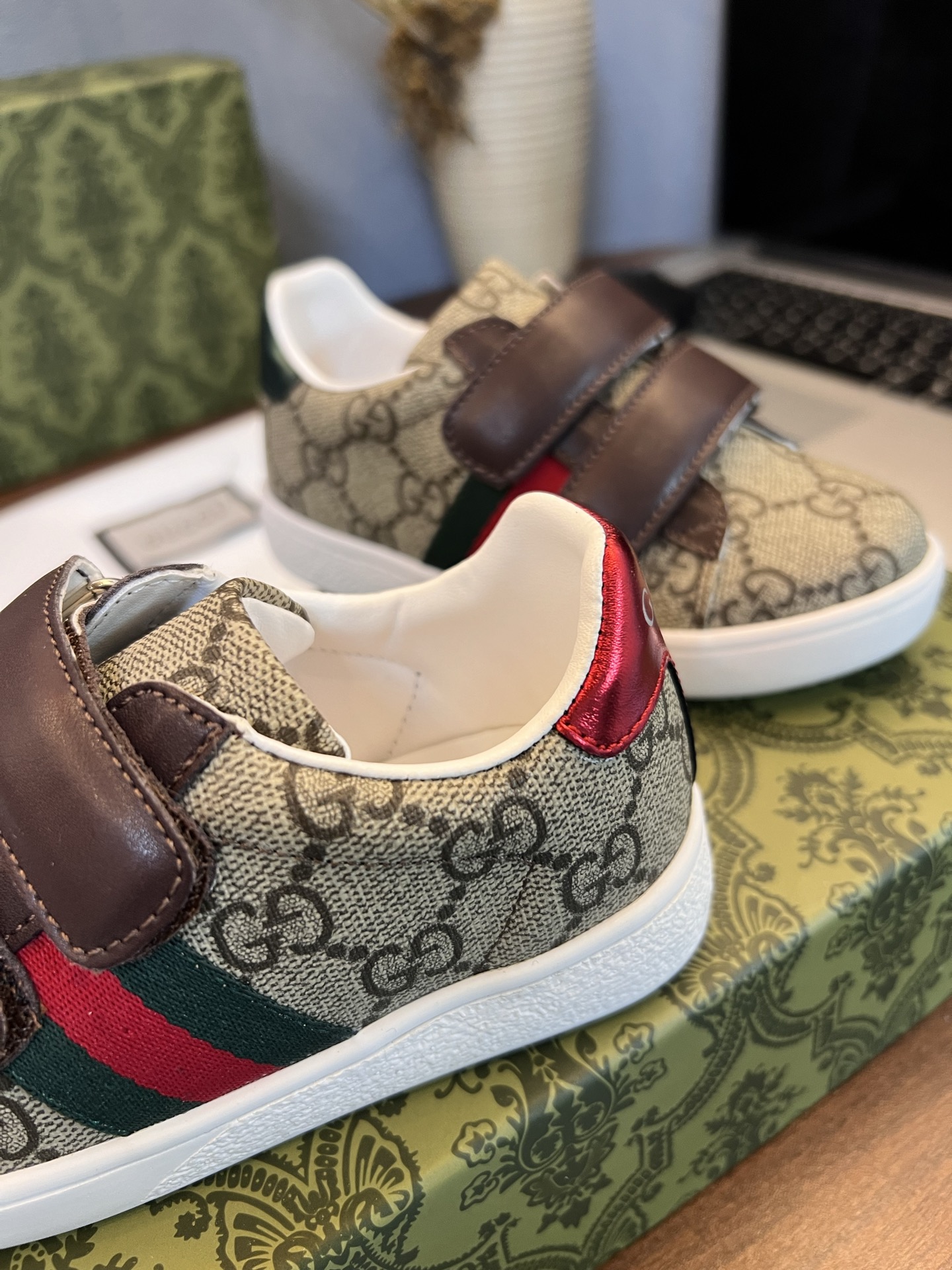 Children's shoes child